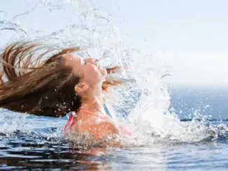 cuidados de el pelo en el mar