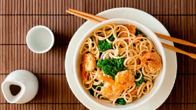 Comida China con fideos y vegetales